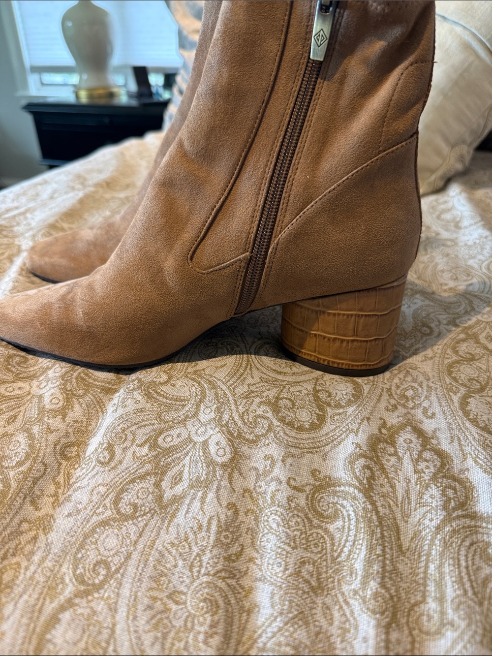 NWOT Donald Pliner Giddy Zip Up Ankle Boots - Picture 4 of 7